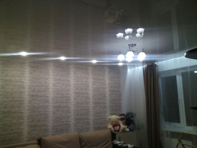 Глянцевый потолок с диодной подсветкой в гостиной