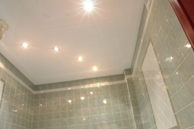 Глянцевые натяжные потолки в ванной комнате