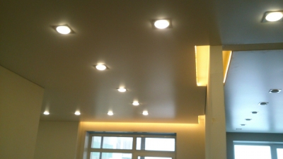 Сатиновый натяжной потолок с диодной подсветкой в кухне