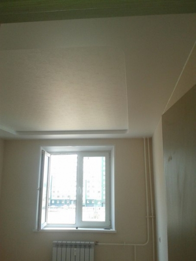 Белый двухуровневый+фактурный натяжной потолок в спальне