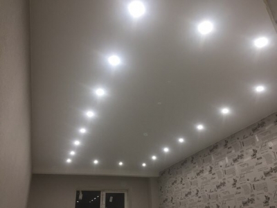 Матовый натяжной потолок со светильниками в гостиной
