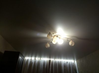 Сатиновый потолок с подсветкой в спальне