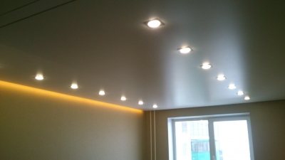 Сатиновый натяжной потолок с диодной подсветкой в гостиной