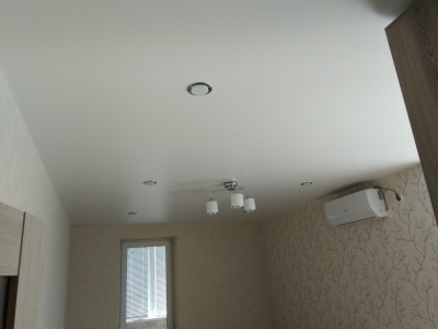 Матовый потолок со светильниками в спальне