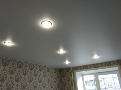 Матовый белый потолок со светильниками в спальне