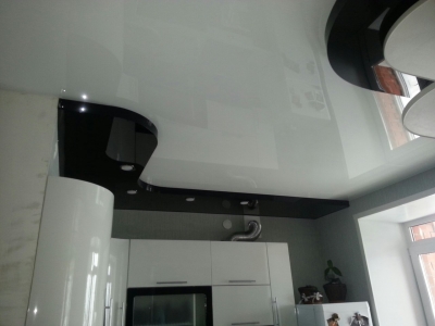Глянцевый двухуровневый потолок для кухни