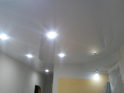 Глянцевый потолок в кухне со светильниками