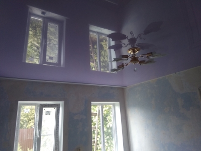 Цветной глянцевый натяжной потолок в частном доме