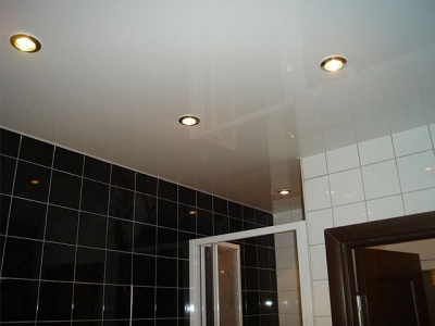 Глянцевые натяжные потолки в ванной