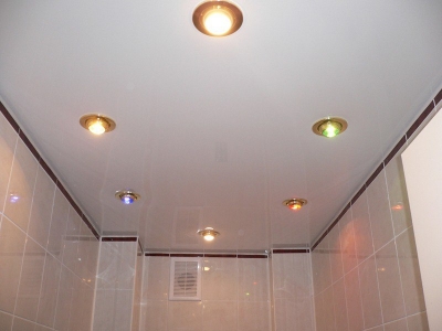 Глянцевый потолок в ванне