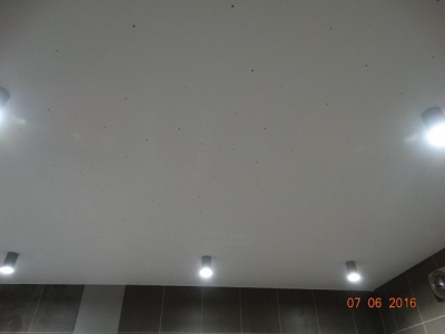 Матовый натяжной потолок в ванной старпинс