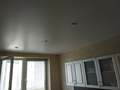 Матовый потолок со светильниками в кухне