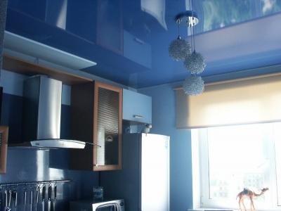 Глянцевый натяжной потолок для кухни